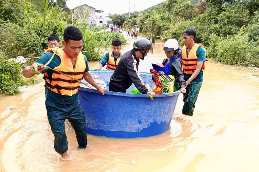 Đường ngập sâu, học sinh xã Tà Đùng tạm thời nghỉ học