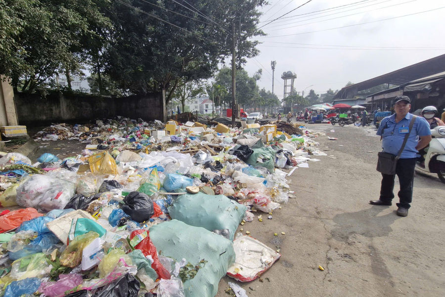 Rác ùn ứ tại nhiều tuyến đường ở Phường 1 Bảo Lộc do nhà máy tạm dừng tiếp nhận