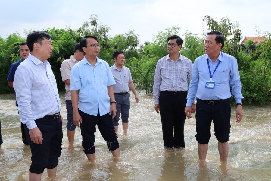 Phó Bí thư Thường trực Tỉnh ủy Lâm Đồng Đặng Hồng Sỹ kiểm tra, thăm hỏi người dân vùng ngập lụt Hàm Thắng