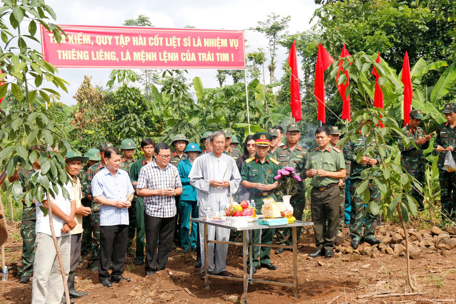 Lần theo dấu tích đồng đội