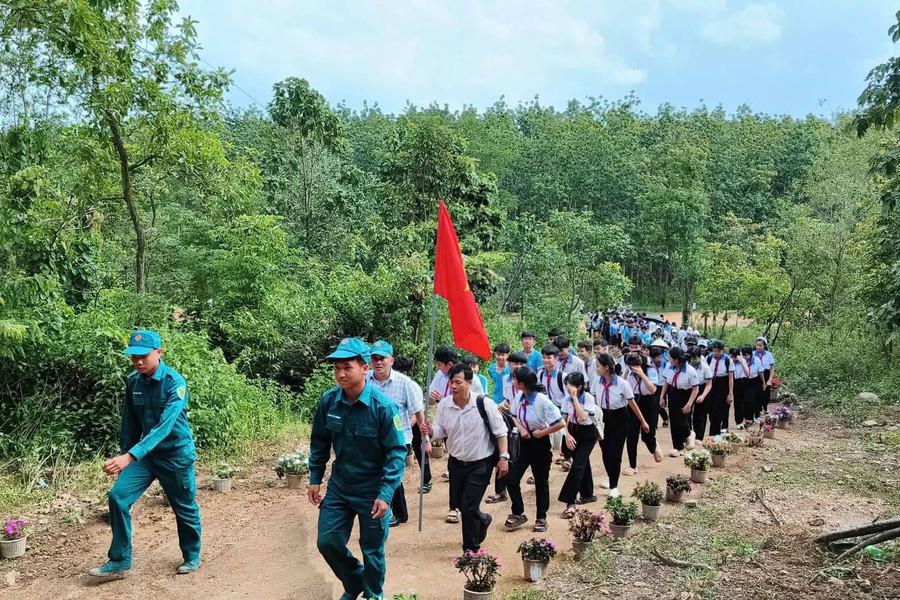 Từ công sự, trận địa đến tình yêu quê hương