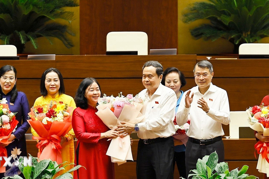 Thủ tướng Lê Minh Hưng và Chủ tịch Quốc hội Trần Thanh Mẫn gặp mặt nữ đại biểu Quốc hội khóa XVI