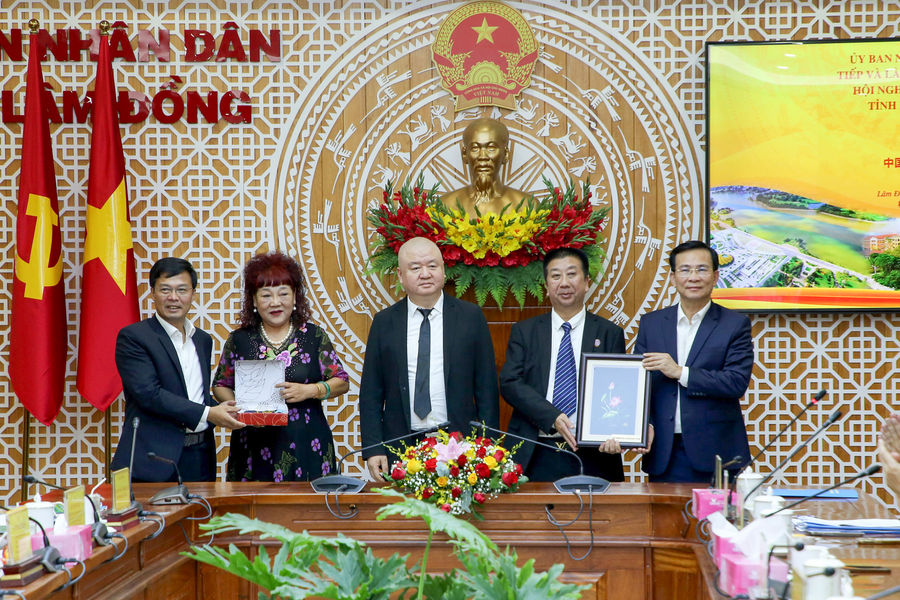 Chủ tịch UBND tỉnh Lâm Đồng Hồ Văn Mười làm việc với Đoàn doanh nghiệp tỉnh Hà Nam (Trung Quốc)