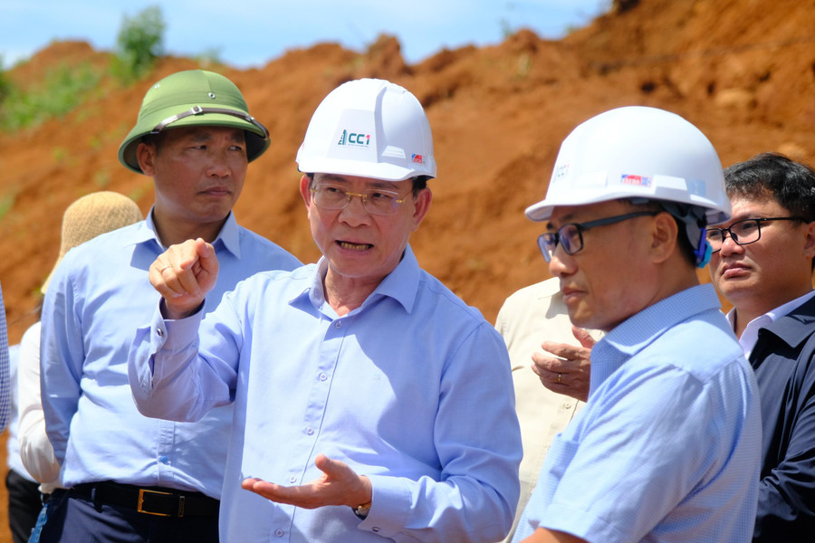 Tăng cường “3 ca, 4 kíp” đẩy nhanh tiến độ cao tốc Bảo Lộc - Liên Khương