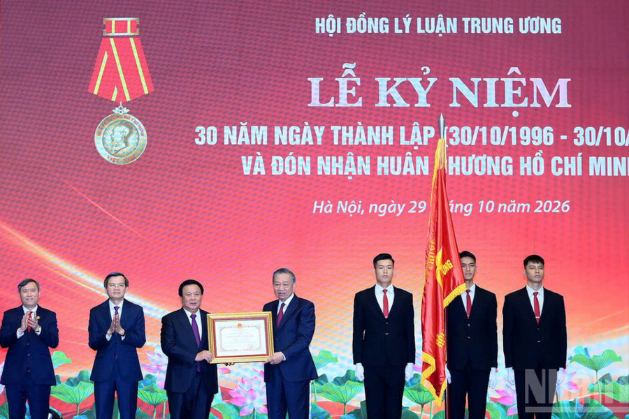 Tiếp tục đóng góp vào phát triển lý luận, hoàn thiện đường lối lãnh đạo, cầm quyền của Đảng